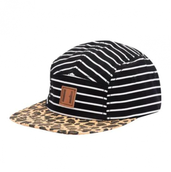 Topi dengan pola garis-garis tebal dan kontras